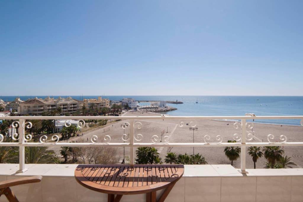 021 - Wonderful Beachfront Apartment With Stunning Sea Views Benalmadena Exterior photo