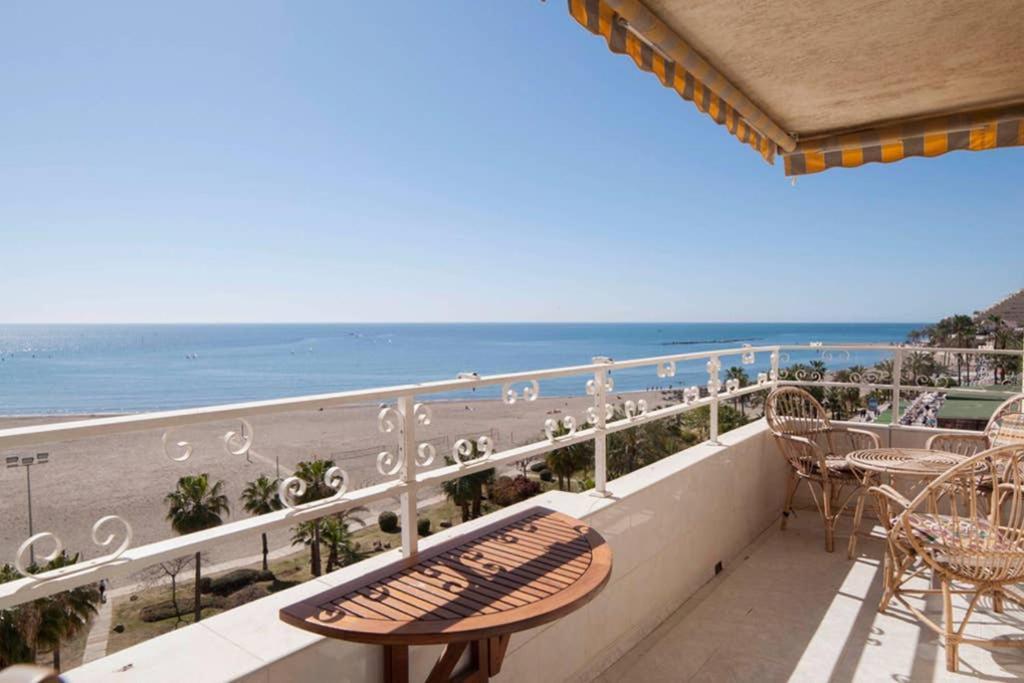 021 - Wonderful Beachfront Apartment With Stunning Sea Views Benalmadena Exterior photo