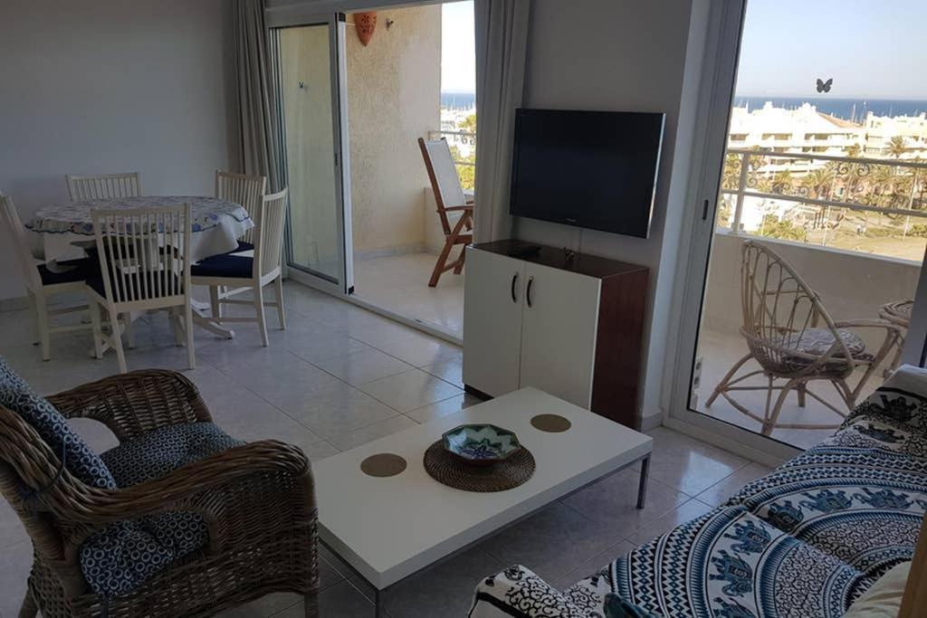 021 - Wonderful Beachfront Apartment With Stunning Sea Views Benalmadena Exterior photo